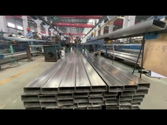 فرآیند دسته بندی و بسته بندی در یک کارگاه برای لوله های مربع و گرد فولاد ضد زنگ