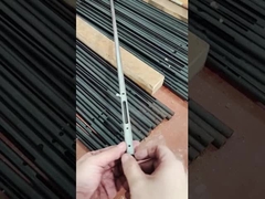 مردی که یک قطعه کوچک از لوله فولاد کربن را نشان می دهد